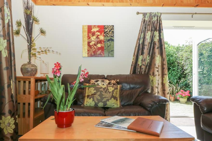 SUNTRAP HIDEAWAY, pet friendly, with open fire in St. Austell