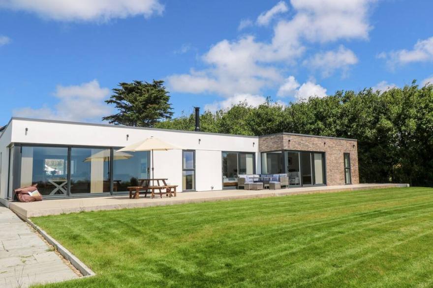 ATLANTIC VIEW, pet friendly, country holiday cottage in Germoe