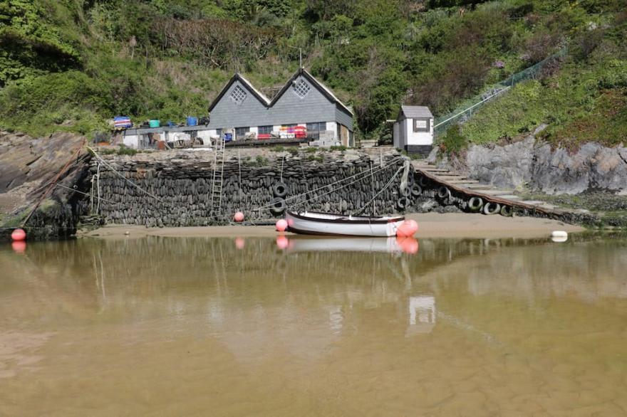 GREAT WESTERN FARMHOUSE, pet friendly, with hot tub in Crantock