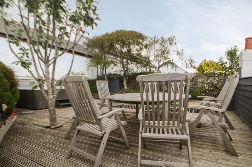 GREAT WESTERN FARMHOUSE, pet friendly, with hot tub in Crantock