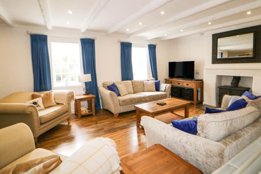 GREAT WESTERN FARMHOUSE, pet friendly, with hot tub in Crantock