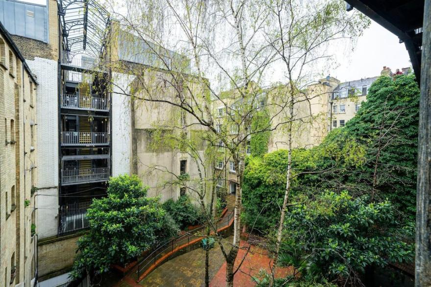 Open plan Soho 1BR,  modern, by Blueground