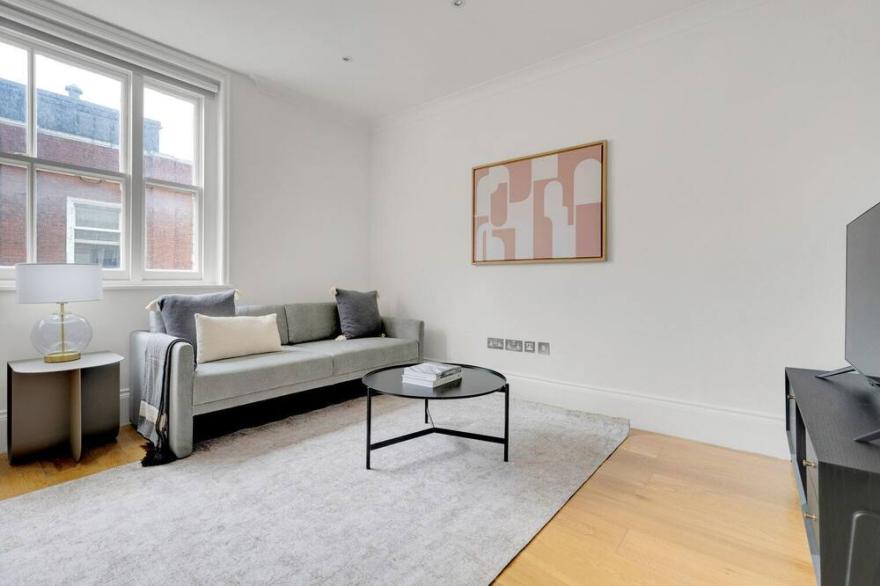 Open plan Soho 1BR,  modern, by Blueground