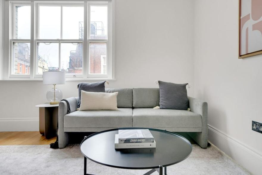 Open plan Soho 1BR,  modern, by Blueground