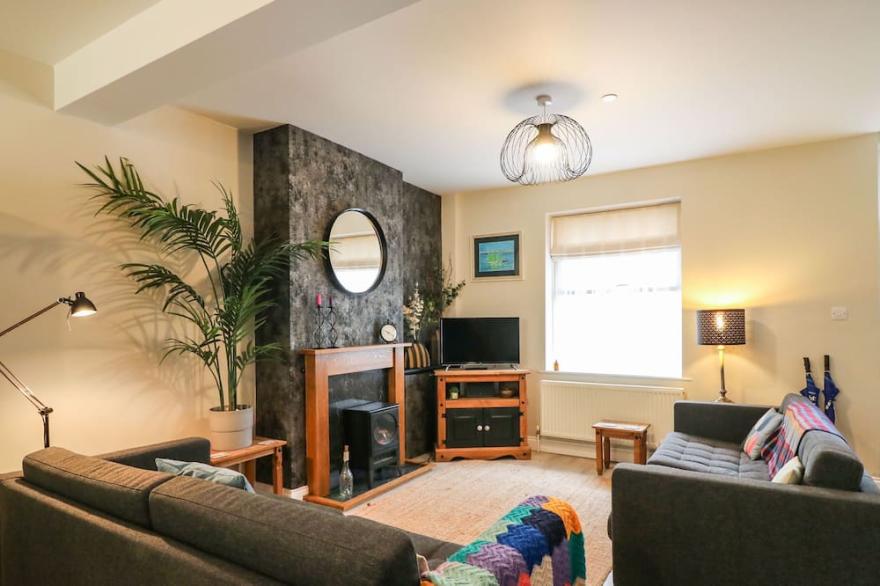 GLOBE COTTAGE, family friendly, country holiday cottage in Weymouth