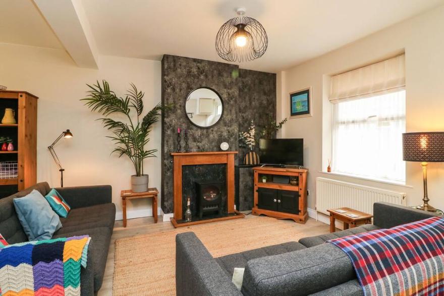 GLOBE COTTAGE, family friendly, country holiday cottage in Weymouth