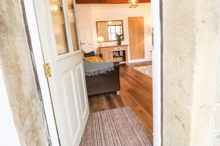 APRIL COTTAGE, pet friendly, character holiday cottage in Cross Hills