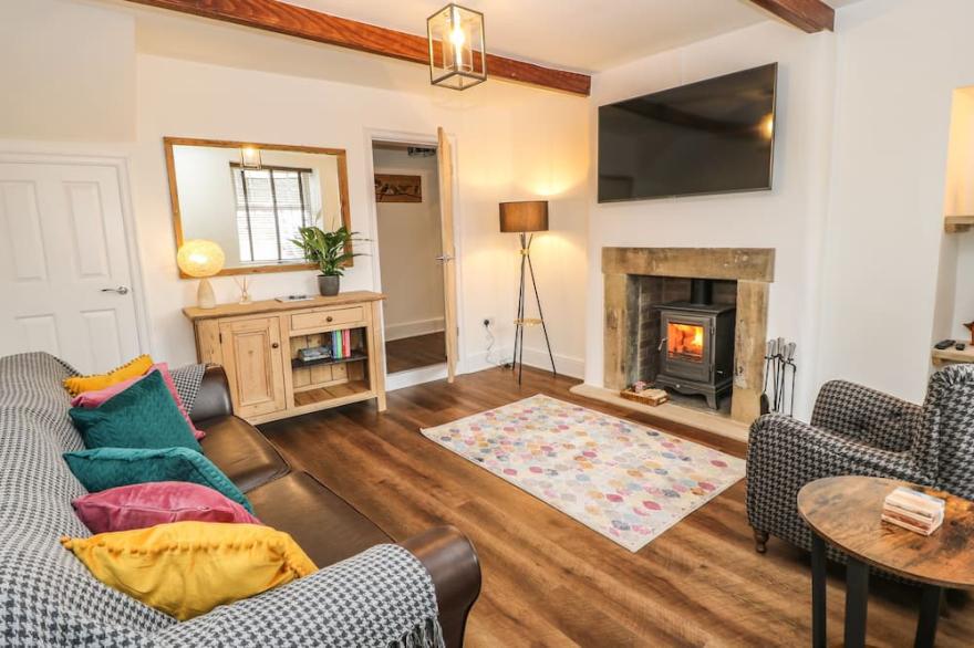 APRIL COTTAGE, pet friendly, character holiday cottage in Cross Hills