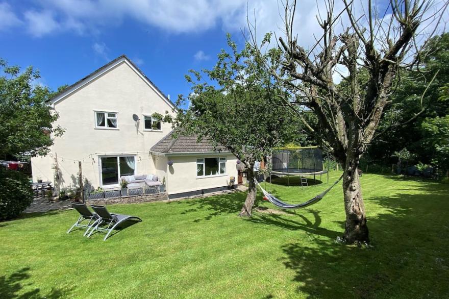 Detached 5 bed house, 3 bathrooms, walking distance to the coast