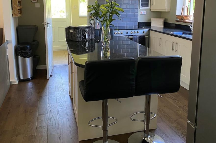 Detached 5 bed house, 3 bathrooms, walking distance to the coast