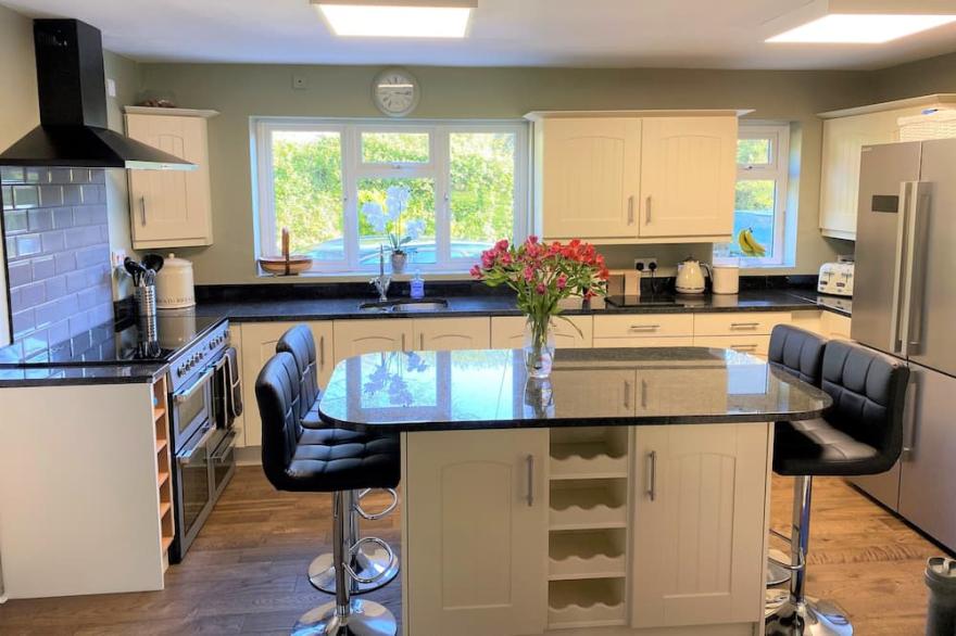 Detached 5 bed house, 3 bathrooms, walking distance to the coast