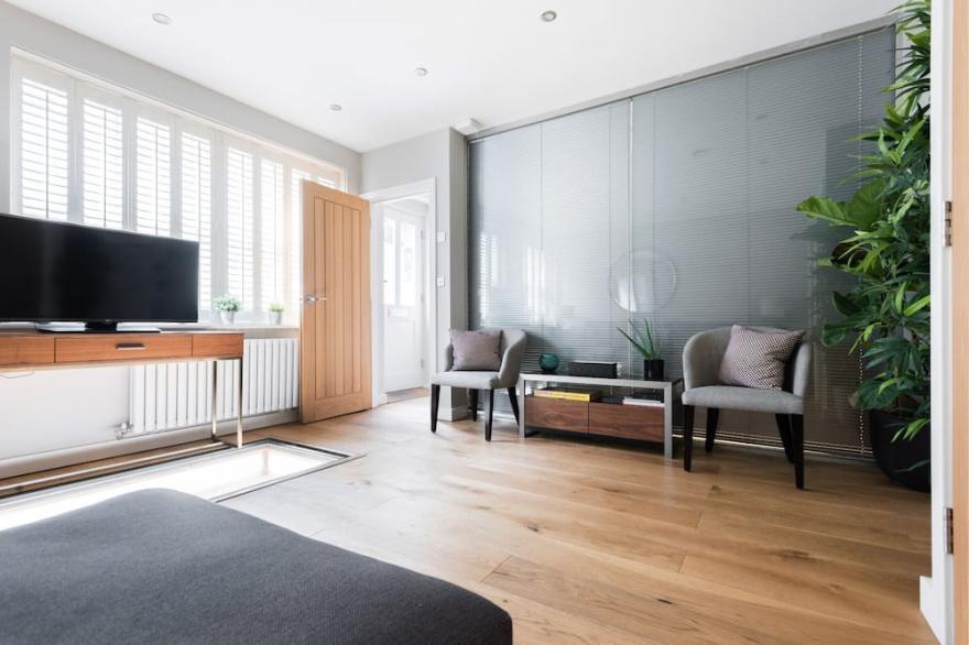 The Escalier Mews - Stunning 3BDR Mews Home Flooded with Natural Light