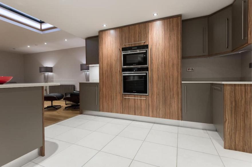 The Escalier Mews - Stunning 3BDR Mews Home Flooded with Natural Light