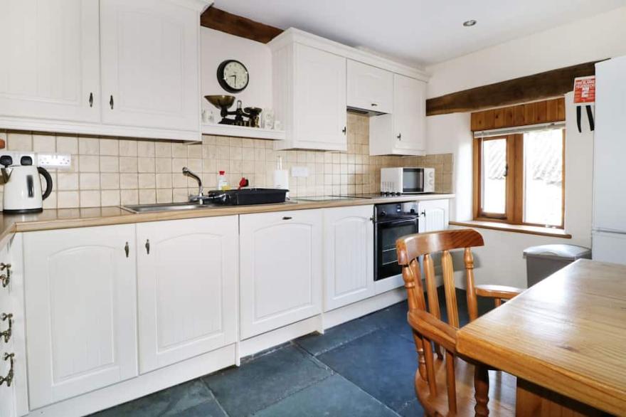 SCALES COTTAGE, pet friendly, character holiday cottage in Lorton