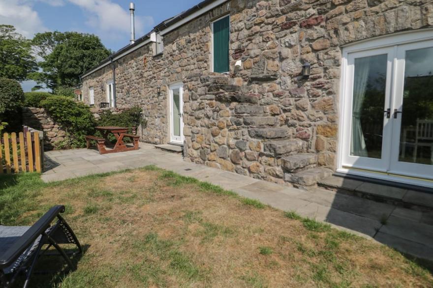 NO 2 THE STABLES, pet friendly, with open fire in Llannerch-Y-Medd