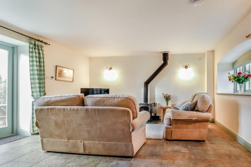 NO 2 THE STABLES, pet friendly, with open fire in Llannerch-Y-Medd