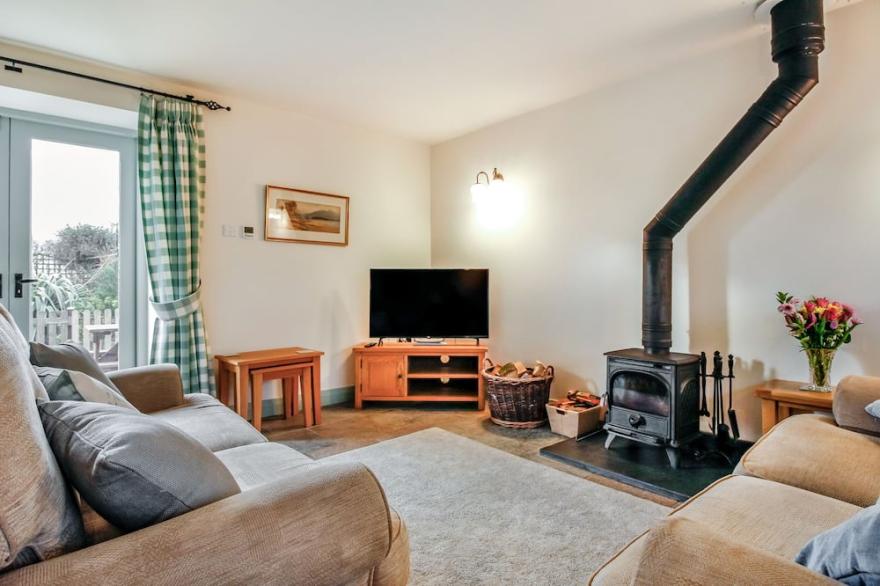 NO 2 THE STABLES, pet friendly, with open fire in Llannerch-Y-Medd