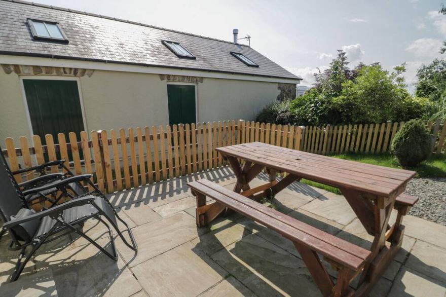 NO 4 THE SHIPPON, pet friendly, with open fire in Llannerch-Y-Medd