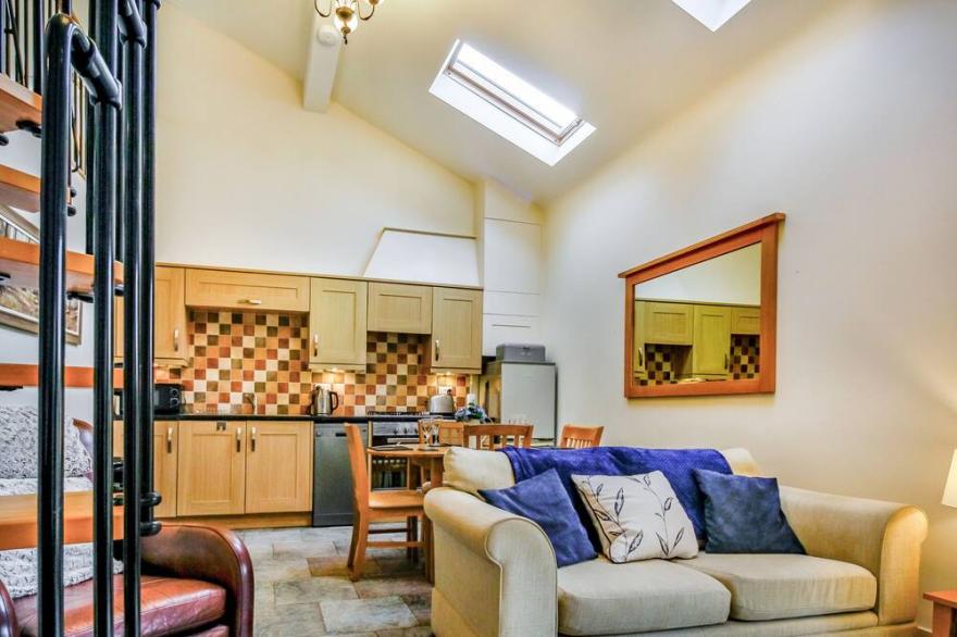 NO 4 THE SHIPPON, pet friendly, with open fire in Llannerch-Y-Medd