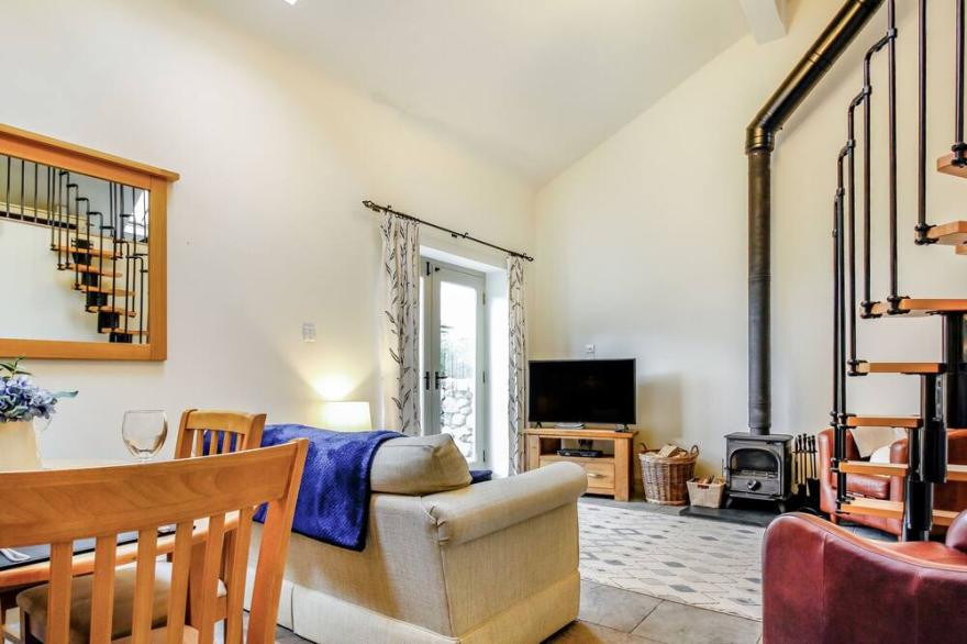 NO 4 THE SHIPPON, pet friendly, with open fire in Llannerch-Y-Medd