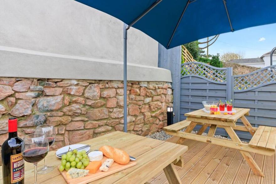 Contemporary Townhouse, 4 bedrooms, 2 bathrooms, lounge/kitchen, large garden