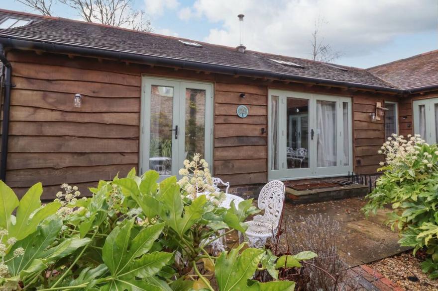DOVE COTTAGE, family friendly, with open fire in Church Stretton
