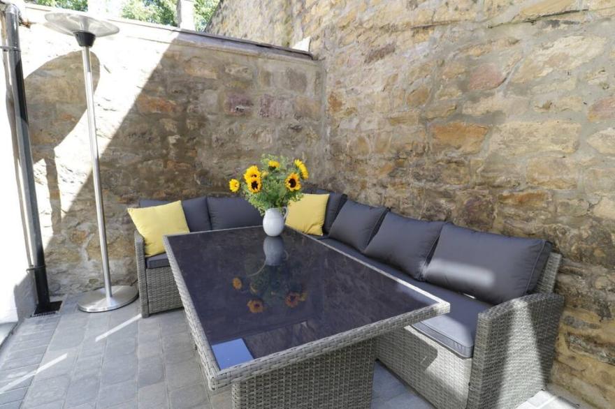 LABURNUM COTTAGE, pet friendly, luxury holiday cottage in Alnwick