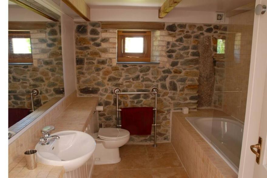 Kerriers Barn, Natural, Peaceful, Private hot tub, Mid Cornwall