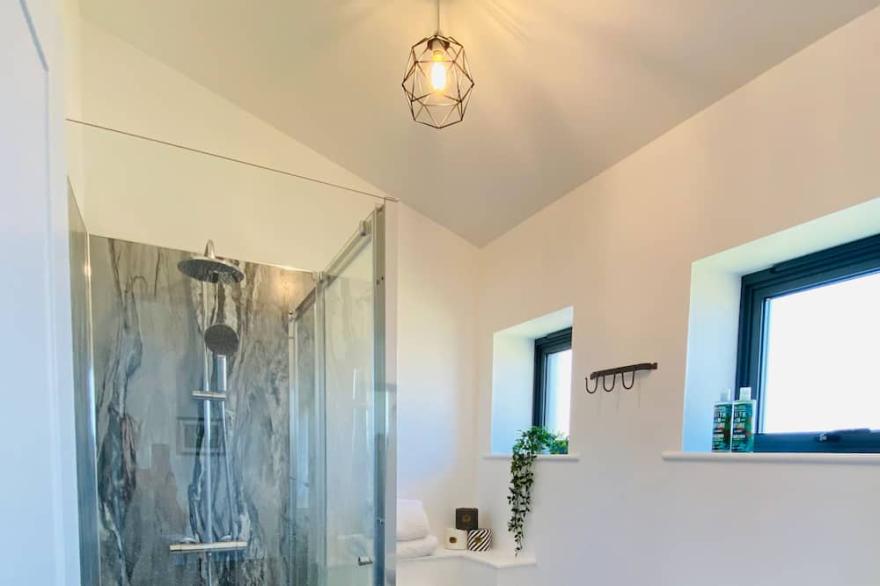 Cosy countryside retreat, edge of Frome near Bath. Pets welcome.
