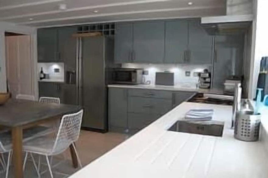 Flora Dora - Luxury cottage, central, beautiful