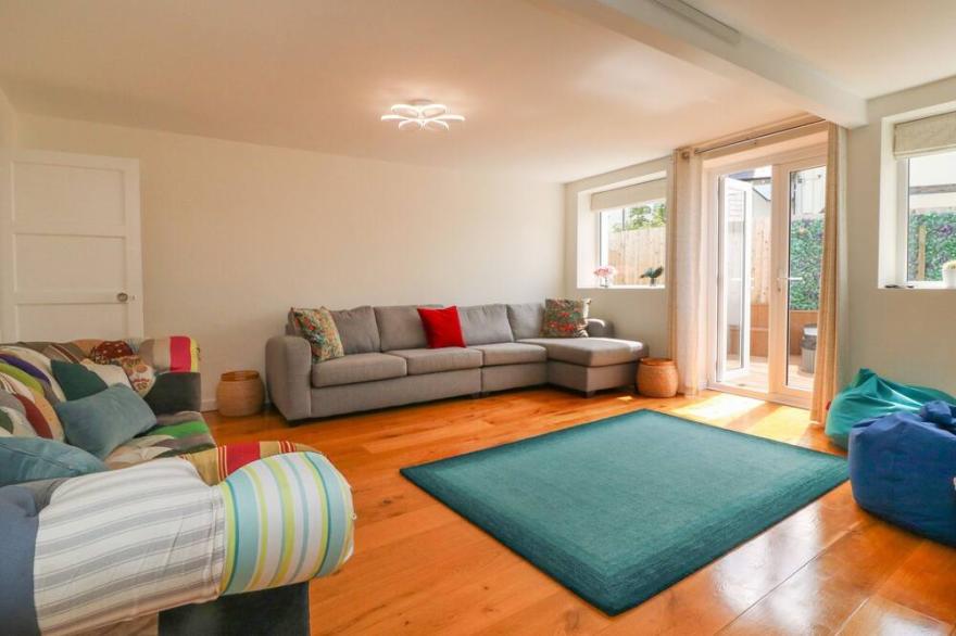 THE OLD COACH HOUSE, family friendly, with hot tub in Braunton