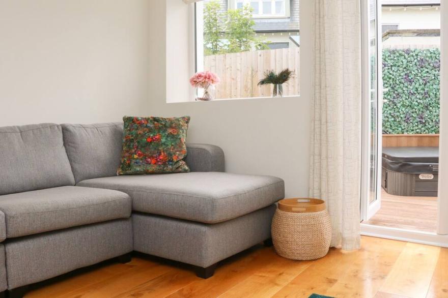 THE OLD COACH HOUSE, family friendly, with hot tub in Braunton