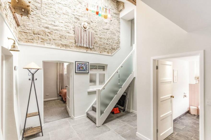 THE OLD COACH HOUSE, family friendly, with hot tub in Braunton