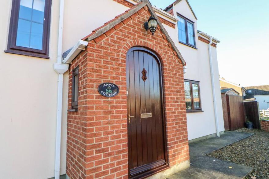 ANVIL COTTAGE, pet friendly, with hot tub in Appleton Wiske