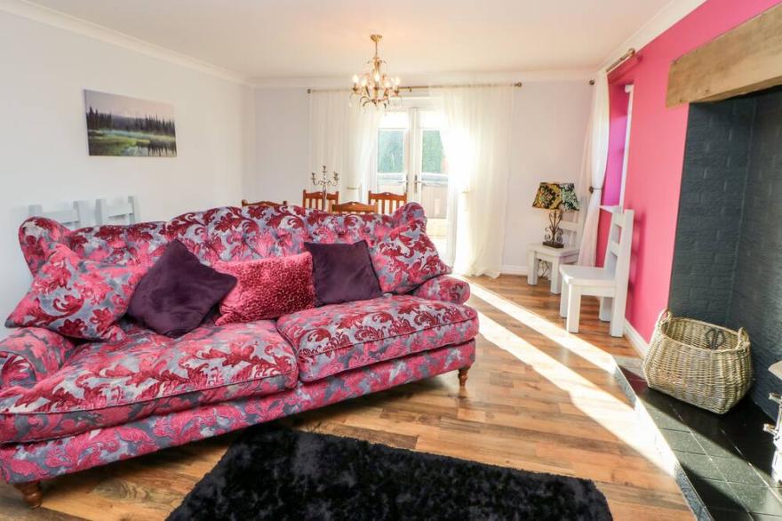 ANVIL COTTAGE, pet friendly, with hot tub in Appleton Wiske