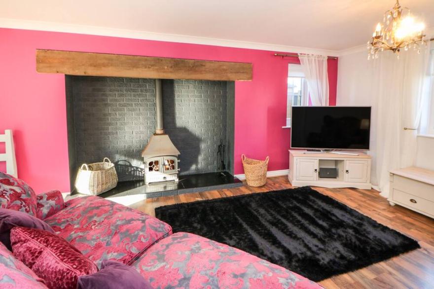 ANVIL COTTAGE, pet friendly, with hot tub in Appleton Wiske