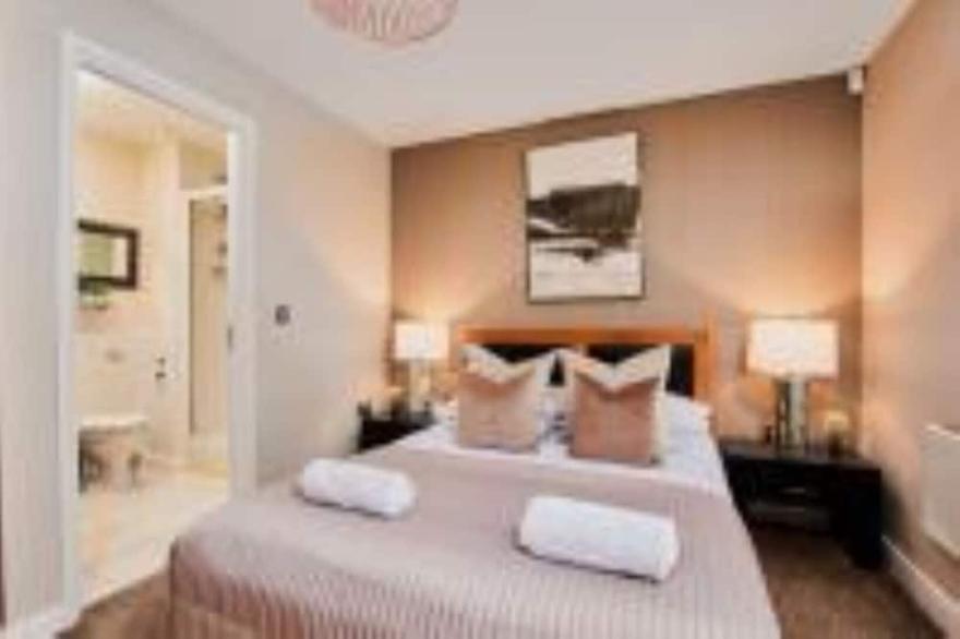 Luxury city centre apartment with free private parking and private patio