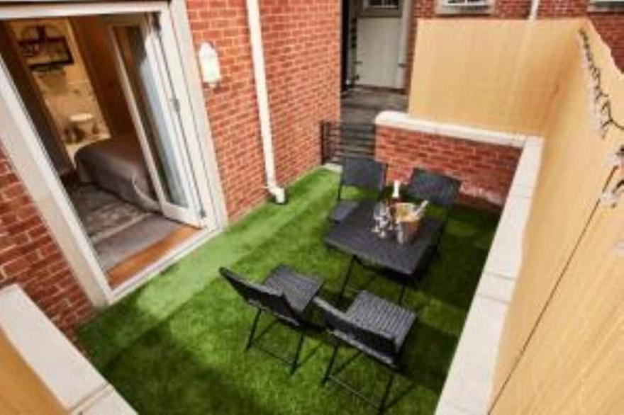 Luxury city centre apartment with free private parking and private patio