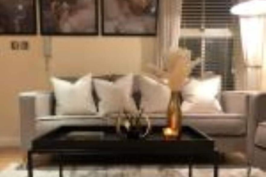 Luxury city centre apartment with free private parking and private patio