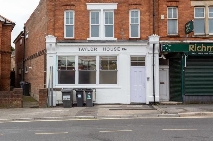 BOURNECOAST: MODERN APARTMENT NEAR TO SHOPS , TOWN CENTRE AND BEACHES - FM6288