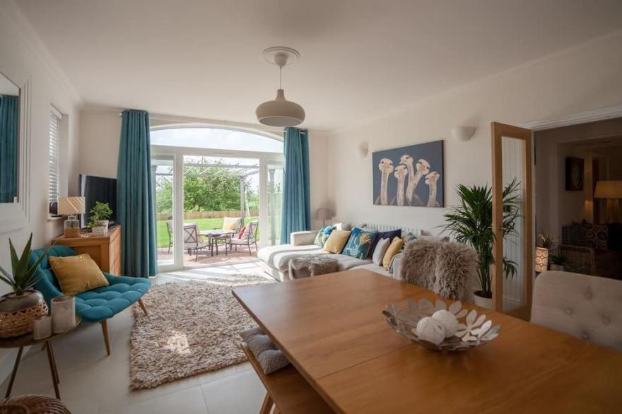 Stunning home, hot tub, orchard, pool. Worcestershire
