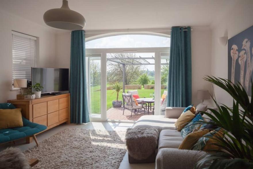 Stunning home, hot tub, orchard, pool. Worcestershire