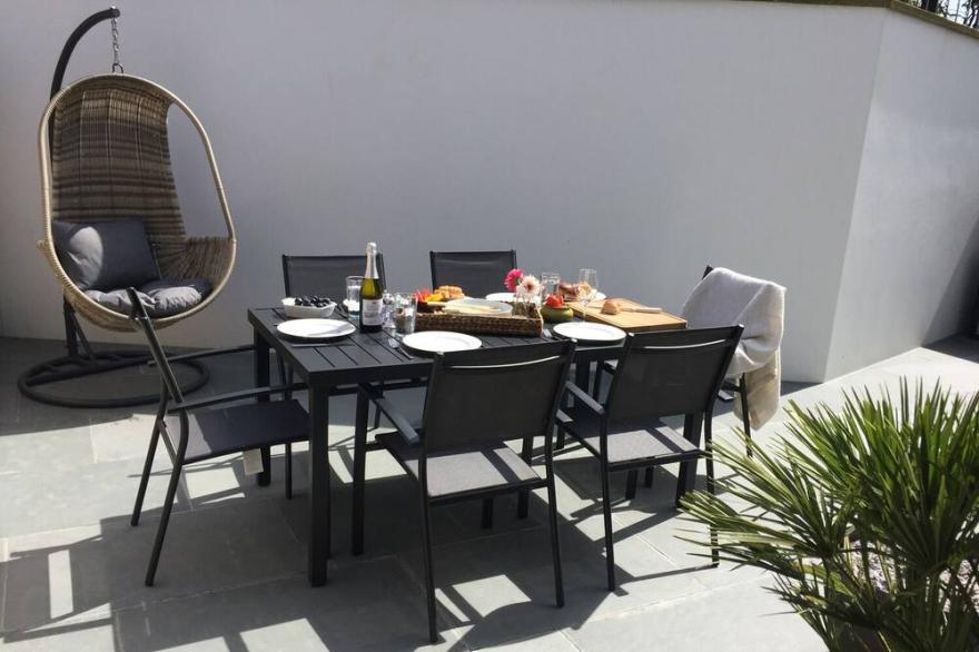 TINNERS REST, pet friendly, character holiday cottage in Pendeen