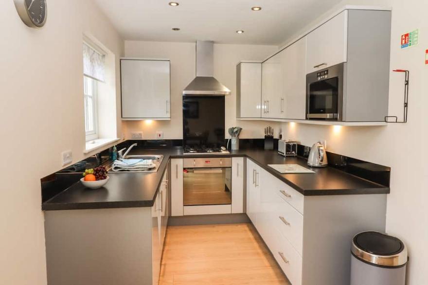 SLEEPER COTTAGE, pet friendly, with pool in Filey
