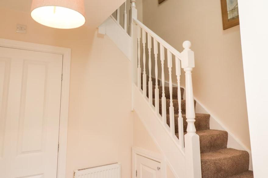 SLEEPER COTTAGE, pet friendly, with pool in Filey