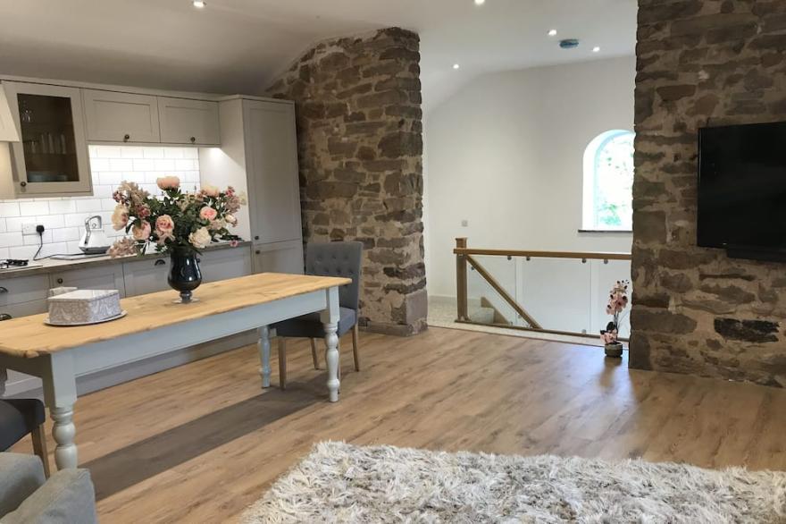 THE HAYLOFT CHESHIRE- A Brand new stunning barn conversion.