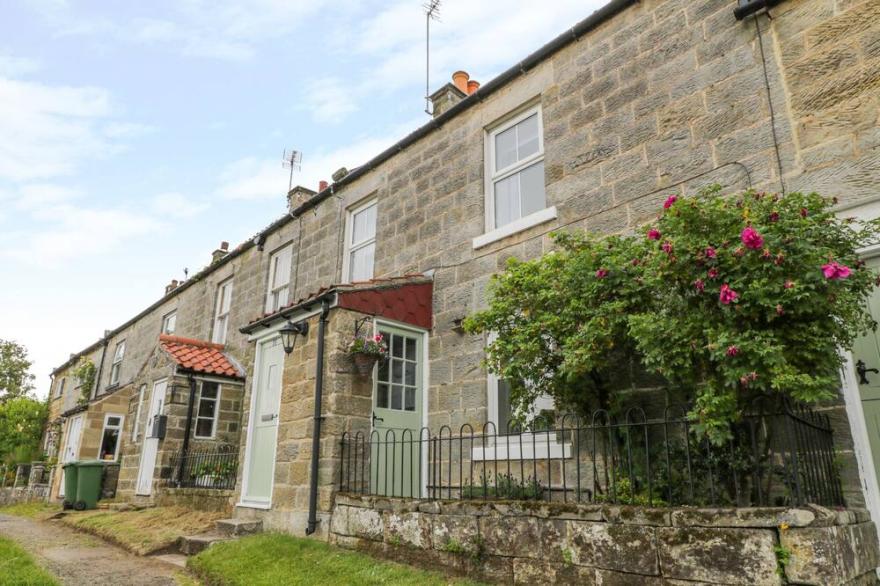 PHEASANT COTTAGE, character holiday cottage, with open fire in Danby