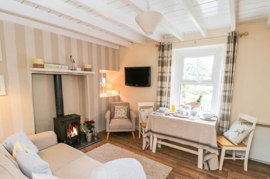 PHEASANT COTTAGE, character holiday cottage, with open fire in Danby