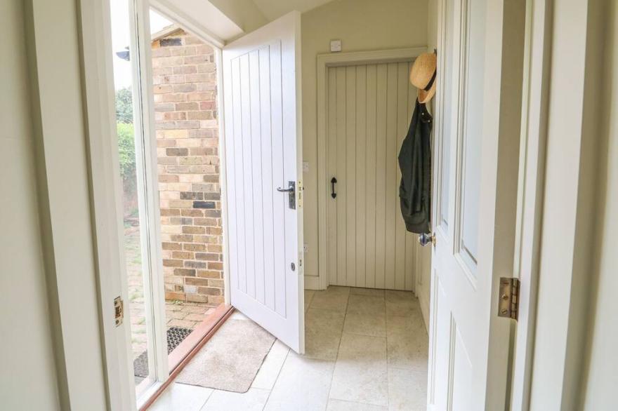 WREN COTTAGE, pet friendly in Uppingham