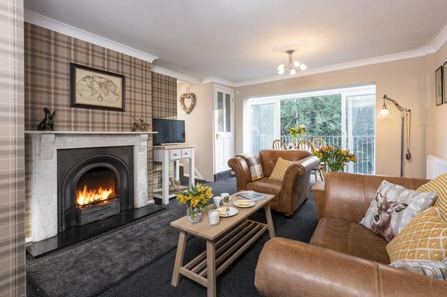 ESK VIEW COTTAGE, pet friendly, with open fire in Grosmont